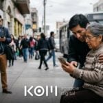 Señora mayor intenta llenar un formulario en su celular junto a su hijo, ejemplo de por qué importa el diseño web móvil
