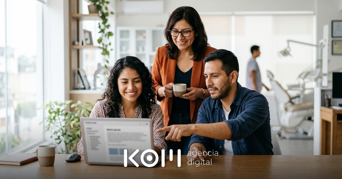 Equipo de marketing de una clínica revisa un borrador en la laptop, ejemplo de edición colaborativa en WordPress con roles (edición colaborativa wordpress)