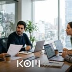 Empresaria revisa una lista de preguntas en una reunión con consultores para decidir cómo elegir agencia SEO