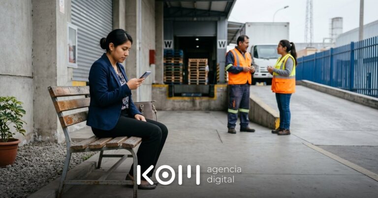 Candidata revisa en su celular qué dice la IA de la empresa antes de una entrevista, un caso de employer branding con IA (employer branding ia)