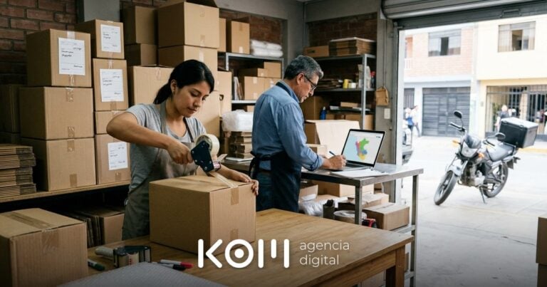 Equipo de una tienda en Lima empaca pedidos y revisa en la laptop las zonas de envíos a provincias de su tienda online (envíos a provincias tienda online)