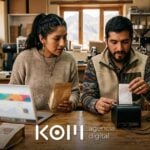 Pareja de emprendedores empaca pedidos de café mientras revisa en la laptop la facturación electrónica WooCommerce de su tienda