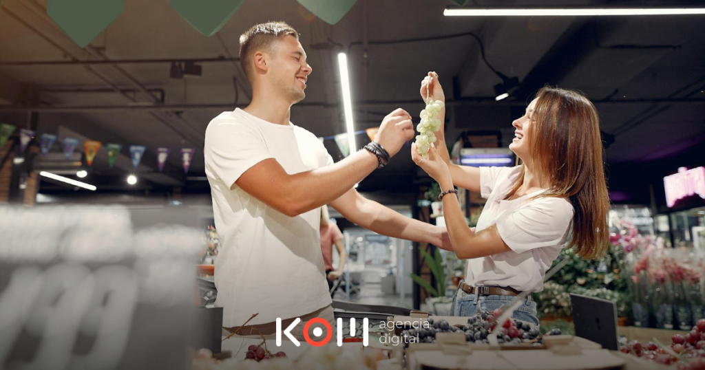 Fiscalizadora de INDECOPI verificando el cumplimiento del Libro de Reclamaciones en un establecimiento comercial peruano