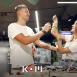 Fiscalizadora de INDECOPI verificando el cumplimiento del Libro de Reclamaciones en un establecimiento comercial peruano