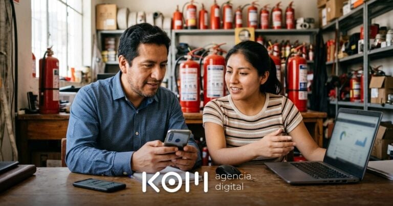 Especialista SEO explica al dueño de una tienda de extintores en Arequipa cómo ganar fragmentos destacados en las búsquedas de Google