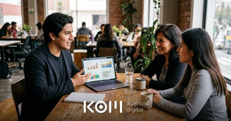 Joven freelance de marketing digital en Perú presenta resultados de campaña a dos clientas en un coworking (freelance marketing digital perú)
