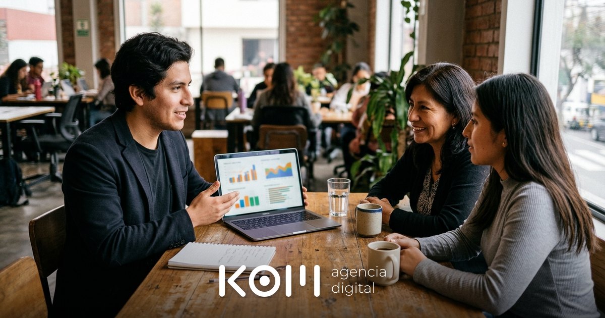 Joven freelance de marketing digital en Perú presenta resultados de campaña a dos clientas en un coworking (freelance marketing digital perú)