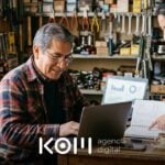 Dueño de una ferretería y su hija revisan en la laptop su informe semanal, siguiendo un tutorial de GA4 para negocios (ga4 tutorial)