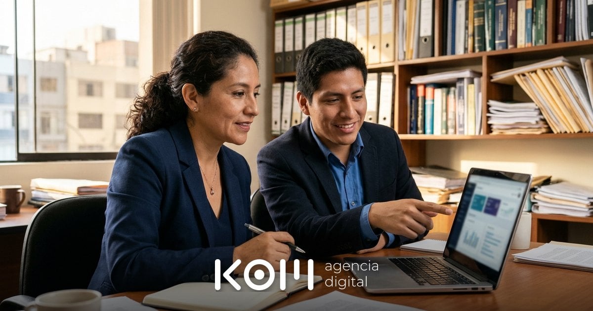 Abogada y su asociado revisan en una laptop los resultados de su campaña de Google Ads para abogados en su estudio (google ads abogados)