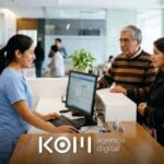 Recepcionista de una clínica confirma la cita de un paciente mayor y su hija, captada con una campaña de Google Ads para clínicas (google ads clínicas)