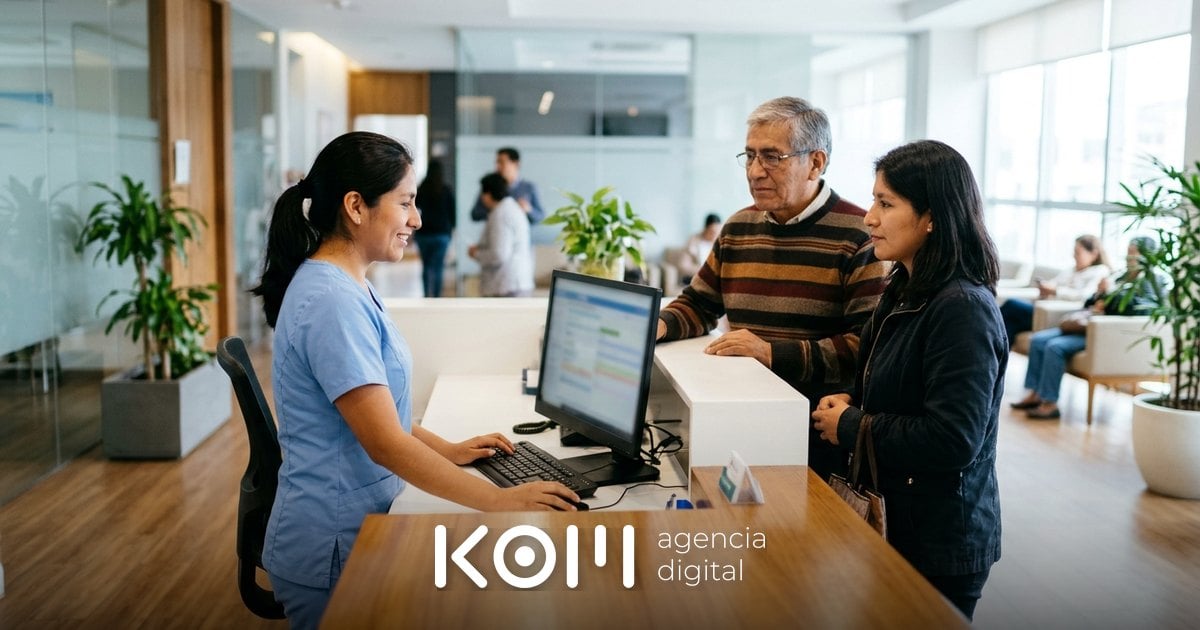 Recepcionista de una clínica confirma la cita de un paciente mayor y su hija, captada con una campaña de Google Ads para clínicas (google ads clínicas)