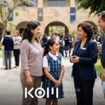Padres y su hija conversan con la coordinadora de admisión en el open house de un colegio, tras una campaña de Google Ads educación