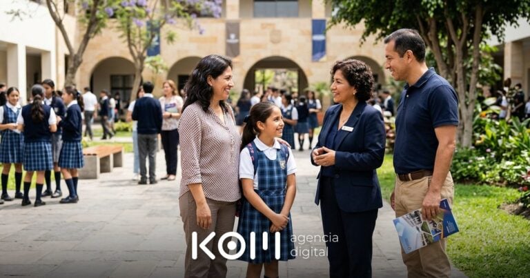 Padres y su hija conversan con la coordinadora de admisión en el open house de un colegio, tras una campaña de Google Ads educación