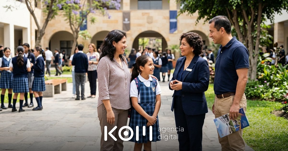 Padres y su hija conversan con la coordinadora de admisión en el open house de un colegio, tras una campaña de Google Ads educación