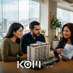 Pareja joven revisa con una asesora el plano de un departamento en la sala de ventas, lead captado con Google Ads para inmobiliarias (google ads inmobiliarias)