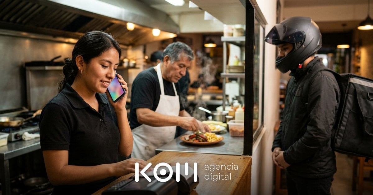 Cajera de un restaurante recibe un pedido de delivery en el celular mientras el repartidor espera, gracias a Google Ads para restaurantes (google ads restaurantes)