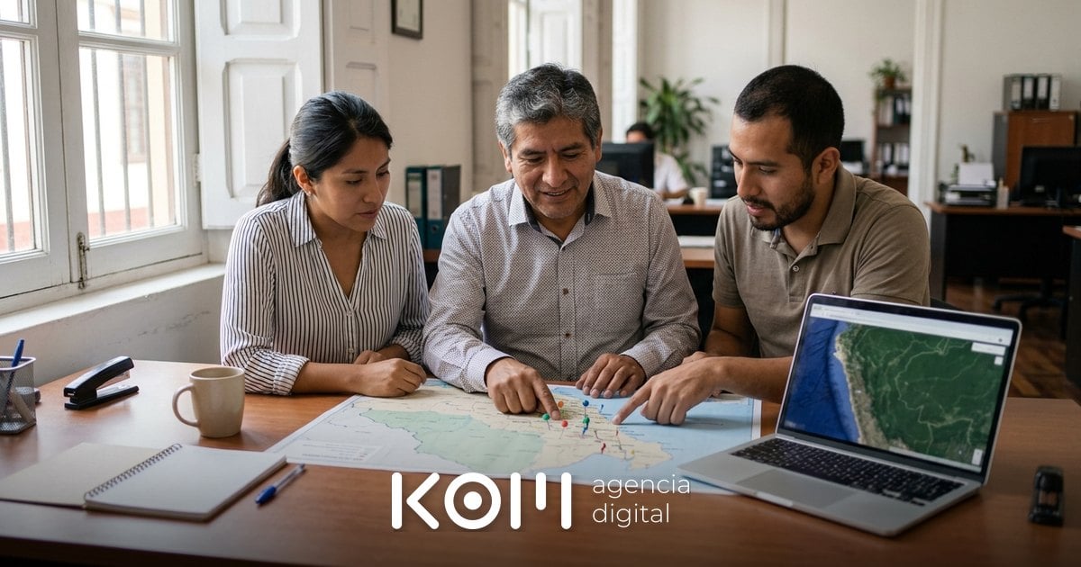 Dueño de una empresa de Trujillo y su equipo revisan un mapa de ciudades para planificar la segmentación geográfica de Google Ads (google ads segmentación geográfica)