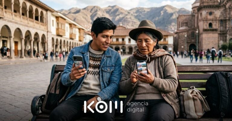 Joven y señora en la Plaza de Armas de Cusco revisan en el celular artículos que les recomienda Google Discover en su feed