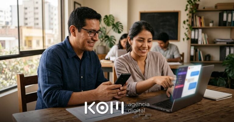 Dos profesionales peruanos revisan en una laptop el precio de Grok en Perú junto a una hoja de presupuesto y monedas de sol (grok precio perú)