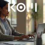 Profesional usando herramientas de inteligencia artificial para crear contenido en español - KOM