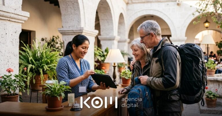 Recepcionista de un hotel de sillar ayuda a una pareja de turistas a confirmar su reserva online en un hotel de Arequipa (hoteles arequipa reservas online)