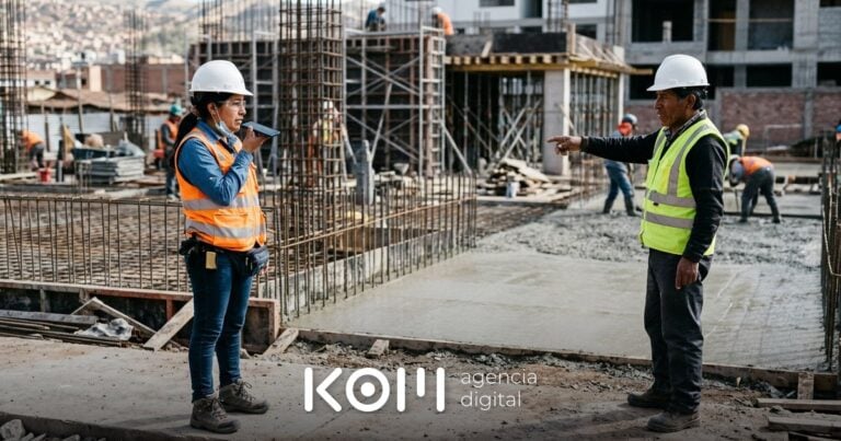 Ingeniera residente graba el reporte diario en su celular junto al maestro de obra, un uso práctico de IA para construcción