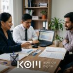 Corredora de seguros y su asistente revisan en una laptop cotizaciones comparadas con IA para seguros junto a una pareja de clientes
