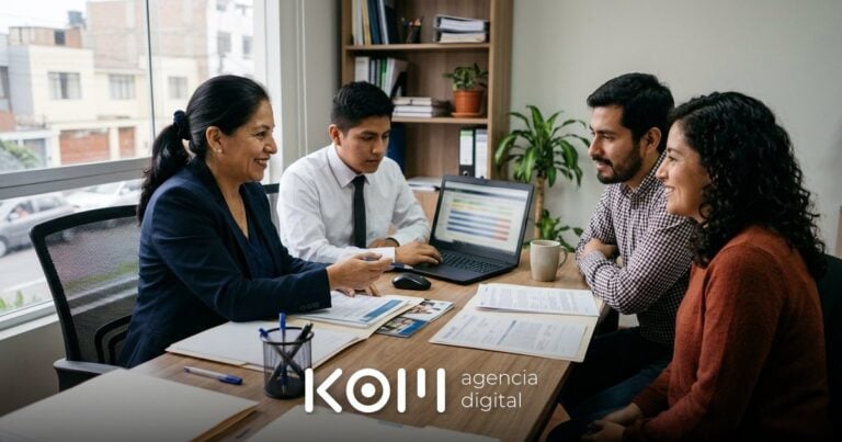 Corredora de seguros y su asistente revisan en una laptop cotizaciones comparadas con IA para seguros junto a una pareja de clientes
