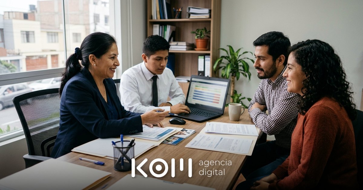 Corredora de seguros y su asistente revisan en una laptop cotizaciones comparadas con IA para seguros junto a una pareja de clientes