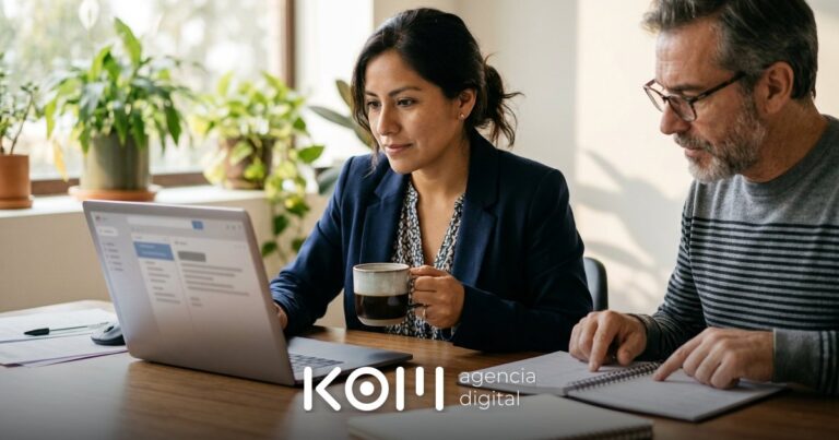 Empresaria revisa su bandeja en la laptop junto a su socio mientras usan IA para correos y preparan las respuestas del día
