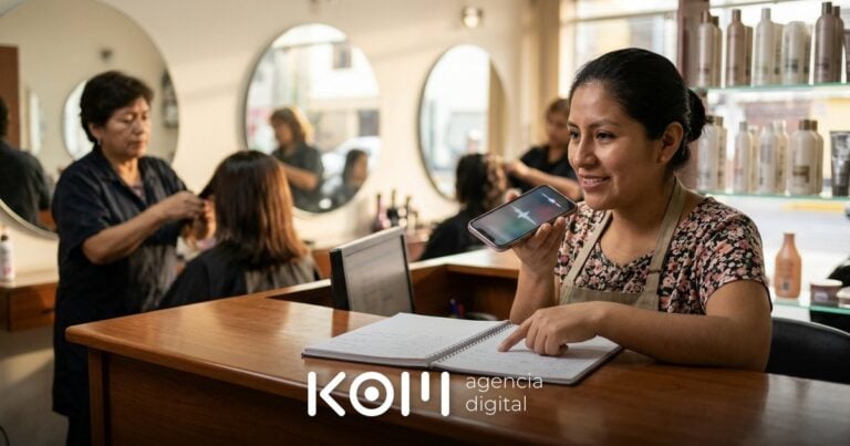 Dueña de un salón de belleza dicta mensajes en su celular mientras su estilista atiende, ejemplo de IA para emprendedoras