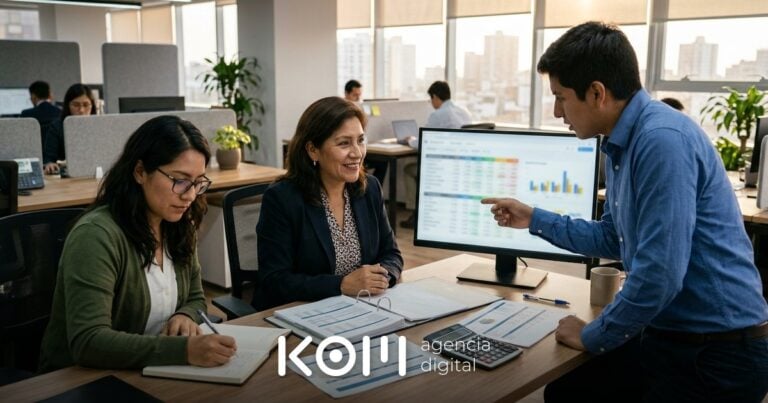Gerenta de finanzas y su equipo revisan en el monitor una hoja de cálculo creada con IA para Excel en la oficina
