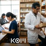 Farmacéutico revisa cajas de medicamentos mientras su asistente controla vencimientos en una tablet usando IA para farmacias