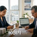 Asesora inmobiliaria responde a un cliente por celular mientras su colega revisa planos, usando IA para inmobiliarias