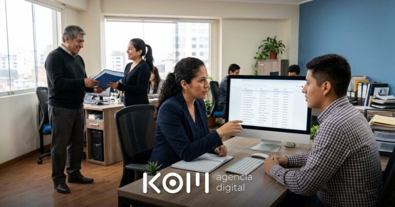 Jefa de recursos humanos y un analista revisan postulaciones en un monitor usando IA para recursos humanos en una empresa peruana