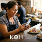 Dueña de una cevichería usa IA para restaurantes y revisa pedidos por WhatsApp en su celular junto a platos de ceviche