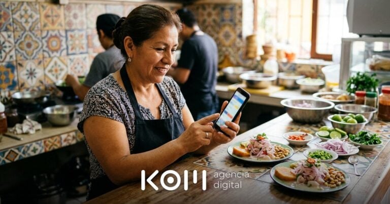 Dueña de una cevichería usa IA para restaurantes y revisa pedidos por WhatsApp en su celular junto a platos de ceviche