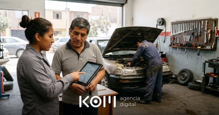 Asesora de servicio muestra una cotización en tablet a un cliente mientras un mecánico revisa el auto, un caso de IA para talleres mecánicos