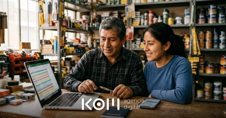 Dueño de ferretería y su hija revisan en la laptop los indicadores de marketing digital del mes junto al mostrador (indicadores marketing digital)