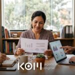 Dueña de una empresa peruana revisa con su analista el informe mensual de la agencia de marketing en una reunión (informe mensual agencia marketing)