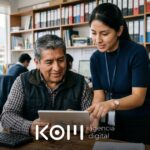 Asistente administrativa muestra a un cliente cómo descargar su informe técnico desde la intranet WordPress de la empresa