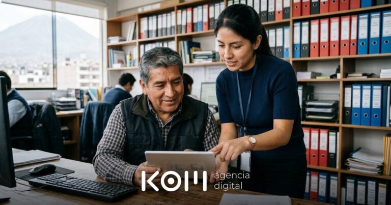Asistente administrativa muestra a un cliente cómo descargar su informe técnico desde la intranet WordPress de la empresa