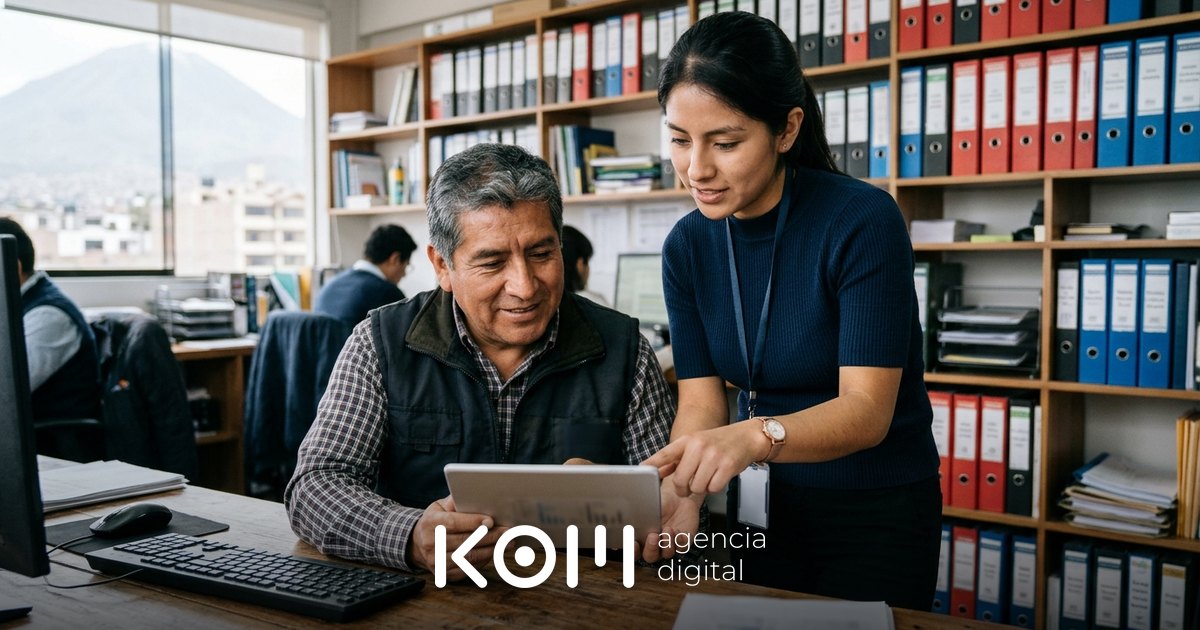 Asistente administrativa muestra a un cliente cómo descargar su informe técnico desde la intranet WordPress de la empresa