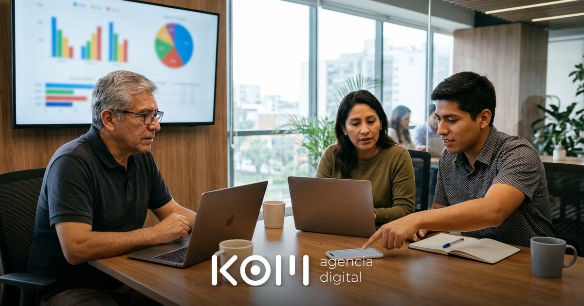 Equipo de marketing analiza en una pantalla gráficos sobre la inversión en publicidad digital en Perú durante una reunión (inversión publicidad digital perú)