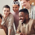 Equipo de profesionales colaborando y usando herramientas de inteligencia artificial en oficina moderna