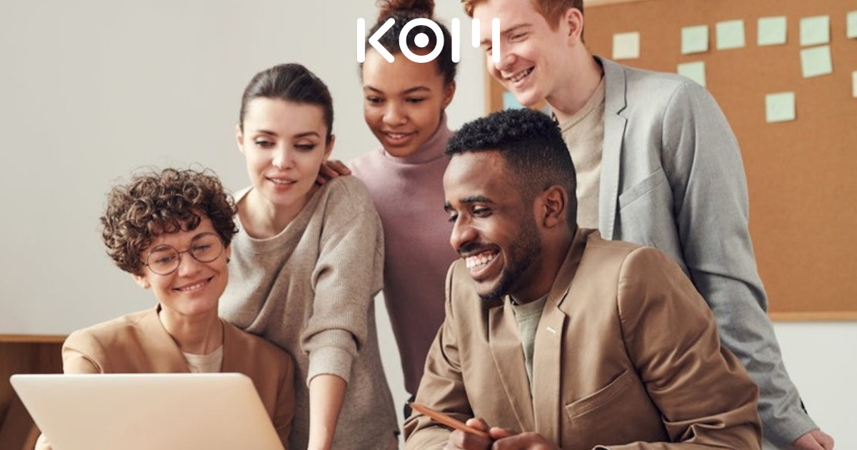 Equipo de profesionales colaborando y usando herramientas de inteligencia artificial en oficina moderna