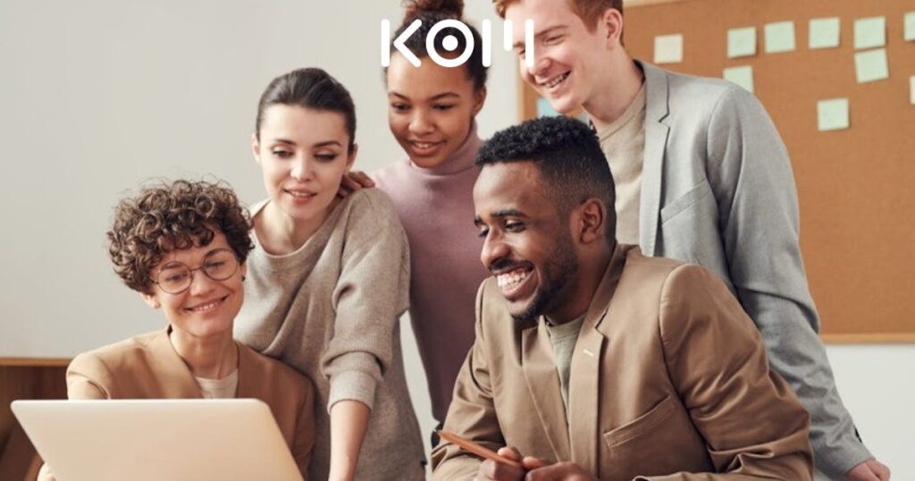 kom ia team 41776 | KOM Agencia Digital PAGINAS WEB EN LIMA Equipo de profesionales colaborando y usando herramientas de inteligencia artificial en oficina moderna