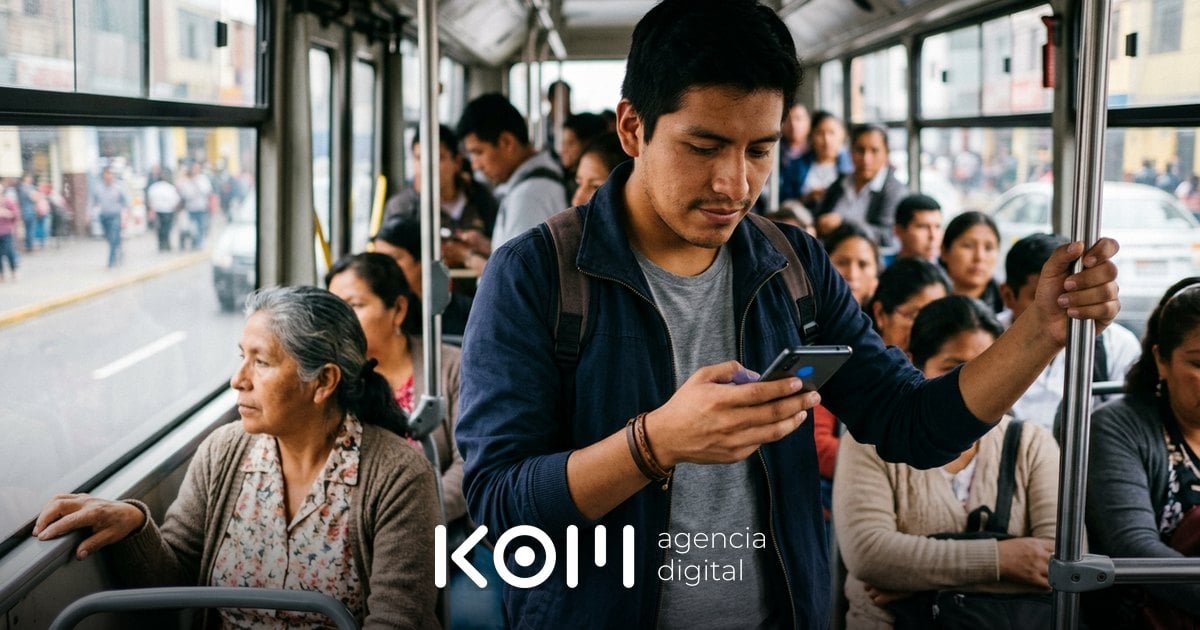Joven en un bus de Lima toca con el pulgar el botón de una landing page móvil tras ver un anuncio en su celular