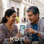 Pareja en una calle de Arequipa revisa en el celular una landing page para provincias con datos de envío a su ciudad (landing page provincias)
