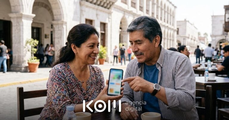 Pareja en una calle de Arequipa revisa en el celular una landing page para provincias con datos de envío a su ciudad (landing page provincias)